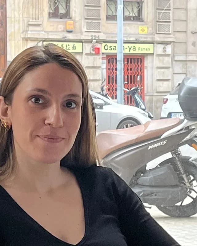 Jessica Cruz, fundadora y CEO de Findehr, en su mesa de trabajo en Barcelona